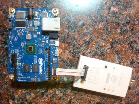 Intel_Galileo_Board_mit_SF100_von_Dediprog